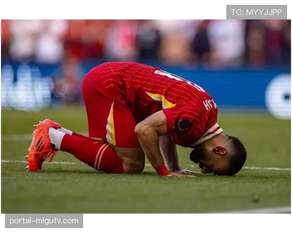 更衣室通道镜头记录：克洛普与萨拉赫在返回更衣室途中进行激烈交流